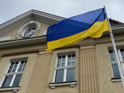 Vor dem Falkenseer Rathaus zeugen zwei ukrainische Flaggen von der Solidarität und Unterstützung der Stadt Falkensee mit der Ukraine und ihren Bürgerinnen und Bürgern.