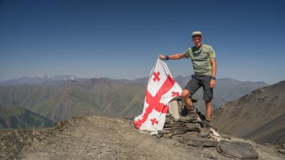 Ralf Schwan | Ralf Schwan bei der Trekkingbergtour durch den Großen Kaukasus. Hier auf dem Berg Atsunta-Pass mit georgischer Flagge