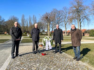 Bürgermeister Dr. Ronald Thiel, Klaus-Peter Garlin, Volker Hoffeins und Helmut Kühn gedenken der Opfer von terroristischer Gewalt. Foto: Katja Zeiger