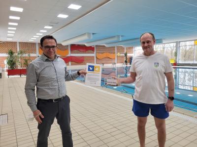 Bürgermeister Lars Obermann und Schwimmmeister Thomas Chwalek
