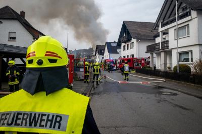 Dachstuhlbrand sorgt für Großeinsatz in Finnentrop-Fretter