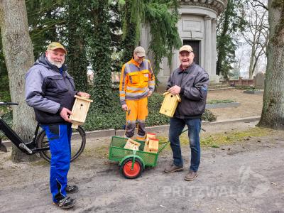 -	Helge Nowack (l.) und Manfred Franz (r.) vom Verein der Vogellieb-haber und Züchter spendeten Nistkästen für den Friedhof. Foto: Beate Vogel