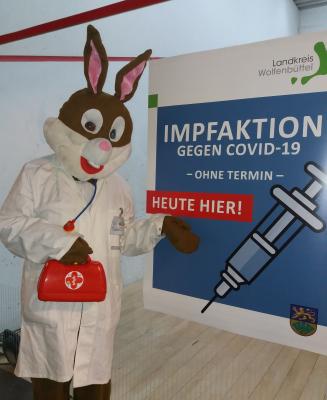 „Dr. Rabbit“ begleitet gerade die kleineren Kinder und deren Eltern oder Sorgeberechtigten zur Impfärztin oder zum Impfarzt. Foto: Landkreis Wolfenbüttel