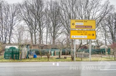 Die neuen Hinweistafeln unter anderem an der Bundesstraße 103 weisen jetzt den Weg zur Museumsfabrik Pritzwalk. Foto: Lars Schladitz