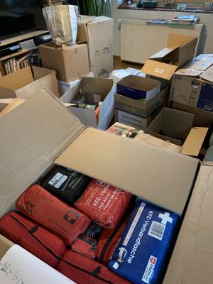 Kisten voller Hilfsgüter für die Ukraine