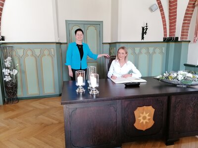 Stadt Perleberg | Bürgermeisterin Annett Jura mit Michelle Sturmhöfel bei der Eintragung ins Ehrenbuch der Rolandstadt