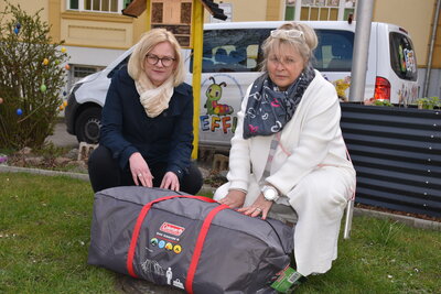 Stadt Perleberg | Nicole Bahr und Kerstin Oesemann beim Entpacken des neuen Betreuerzeltes