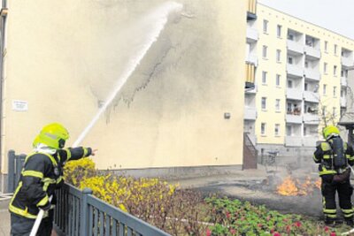 Die Fassade wurde von der Feuerwehr gekühlt, die Wand war heiß geworden. Foto: Ismail Kul