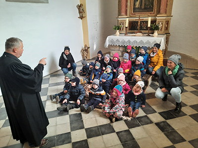 Kita „Gänseblümchen“ zu Besuch in der Dorfkirche St. Petri zu Stegelitz