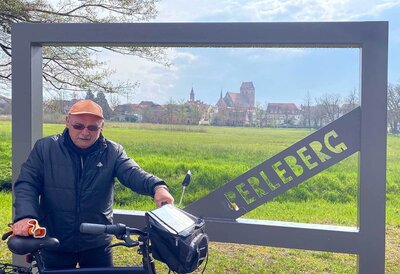 Norbert Weise mit seinem Rad vor dem Fotopunkt im Perleberger Hagen.