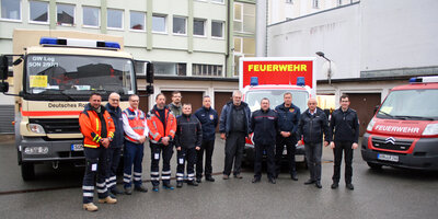 Aufstellung der Helfer des Konvois vor Abfahrt in Sonneberg (Bild vergrößern)