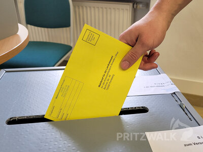 Der Wahlbrief mit dem ausgefüllten Stimmzettel kann im Rathaus der Stadt Pritzwalk in die Urne gesteckt werden. Foto: Beate Vogel