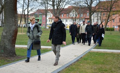 Der Rundgang führte die Gäste auch in den Clara-Zetkin-Park I Foto: Martin Ferch (Bild vergrößern)