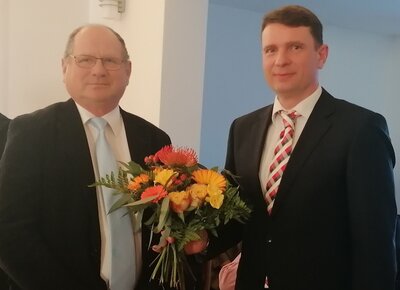 Amtsausschussvorsitzender Roland Gefreiter (l.) gratuliert dem neuen Amtsdirektor Marco Kehling. Foto: Dörthe Ziemer