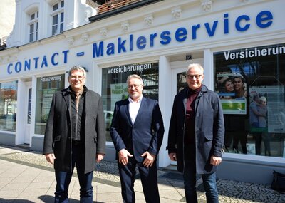 (v.l.n.r) Dr. Oliver Hermann, Frank Knäbe und Jens Knauer vor der Filiale in der Bahnstraße  I Foto: Martin Ferch (Bild vergrößern)