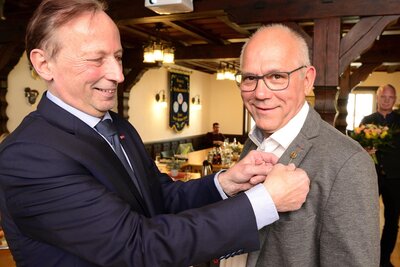 GOLDENE Ehrennadel der Handwerkskammer für Ostthüringen an Maler- und Lackierermeister Thomas Jüttner