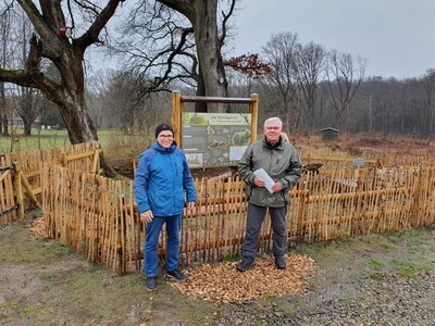 Bürgermeister Lars Obermann und Walter Kouril vor dem neuen Totholzgarten