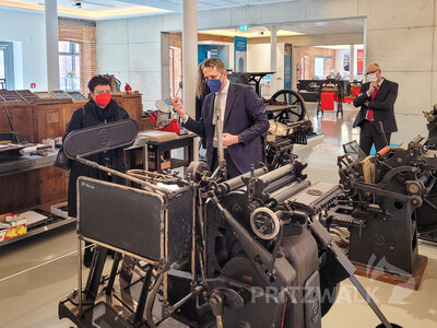 Museumsleiter Lars Schladitz erläutert Brigitte Faber-Schmidt eine der Druckmaschinen in der Museumsdruckerei. Foto: Beate Vogel