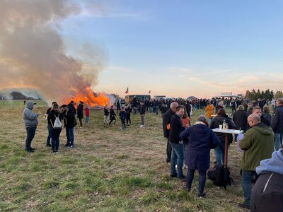 Foto zur Meldung: Osterfeuer in Schnakenbek Foto zur Meldung: Osterfeuer in Schnakenbek