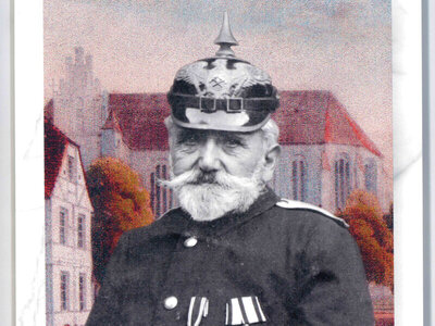 Der Titel der neuesten Ausgabe der Pritzwalker Heimatblätter zeigt Heinrich Benzien, einen der Mitbegründer der Feuerwehr Pritzwalk, vor der Kirche Sankt. Nikolai.