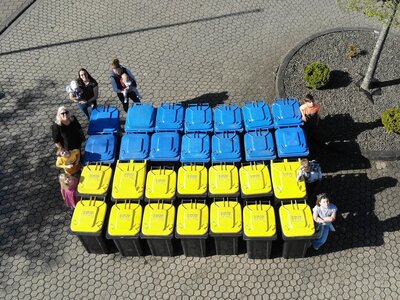 „Mülltonnen-Fahne“ aus Solidarität mit der Ukraine
