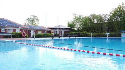 Das beheizte Schwimmbad hat wieder geöffnet - der Verkauf für Frühschwimmerschlüssel läuft (Bild vergrößern)