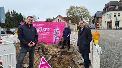 Im Plan: Verbandsgemeindebürgermeister Frank Frenkel  besucht Glasfaser-Baustelle der Telekom