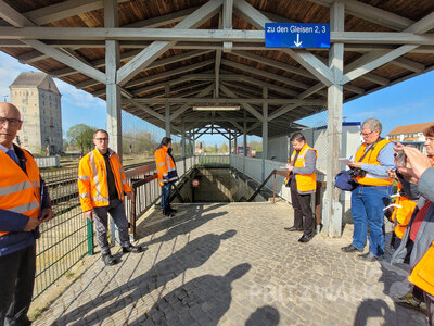 Projektleiter Julius Weber (2.v.l.) erklärt beim Rundgang die geplanten Um- und Ausbaumaßnahmen am Pritzwalker Bahnhof. Foto: Beate Vogel