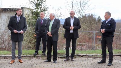 Bürgermeister S. Voit, Verwaltungsleiter T. Förster, G. Beckstein (Aufsichtsratsvorsitzender Kristall AG), B. Deyerling (Investor), A. Munder (TMO)