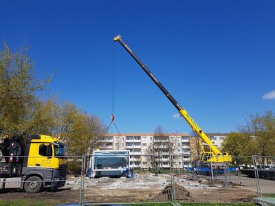 Aufstellen der Raumcontaineranlage am Friedrich-Engels-Gymnasium (Bild vergrößern)