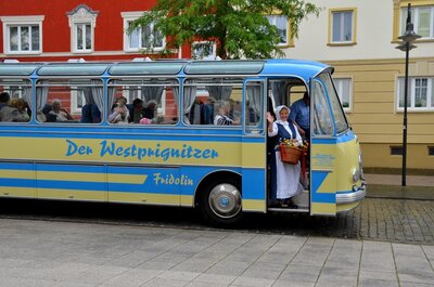 Oldie-Bus und Ackerbürgerin Mathilde I Foto: Gerhard Baack (Bild vergrößern)