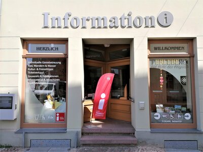 Stadt Perleberg | Eingang der Stadtinformation am Großen Markt 12