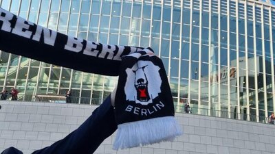 Eisbären-Schal vor der Mercedes-Benz-Arena (Bild vergrößern)