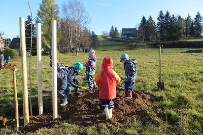 Foto zur Meldung: Baumpflanzung zur Initiative „Apfelbäumchen für Sachsens Schulen und Kitas“