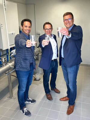 Landtagsabgeordneter Oliver Ulloth, Verbandsvorsitzender des ZKD Lars Obermann und stellv. Verbandsvorsitzender des ZKD Carsten Strzoda gönnen sich ein Glas Trinkwasser aus dem neuen Tiefbrunnen IV.