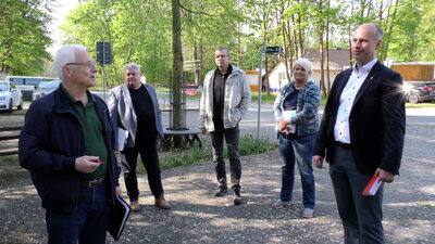 Kostebrau war die erste Station der Ortsteilbegehungen von Bürgermeister Mirko Buhr