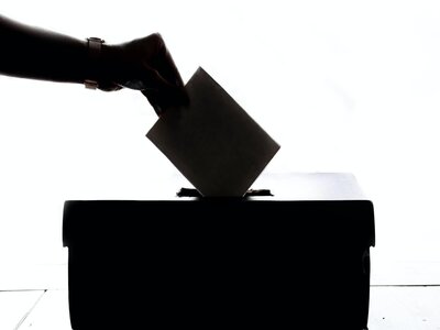 Person wirft einen Stimmzettel in die Wahlurne ein (c) pexels