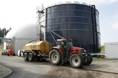 Im Humus- und Erdenwerk wird die flüssige Phase der vergorenen Bioabfälle  mit Güllefässern abgeholt und zur Düngung auf landwirtschaftliche Flächen aufgebracht. (Bild vergrößern)