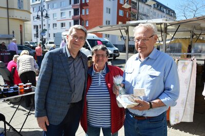 Bürgermeister Dr. Oliver Hermann gratulierte Horst Bukowski zum 85. Geburtstag I Foto: Martin Ferch (Bild vergrößern)