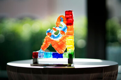 Die Spektra, der Kunstpreis der Spektrale, wurde von der Glaskünstlerin Beate Bolender geschaffen und ist mit 3.000 Euro dotiert. Foto: LDS
