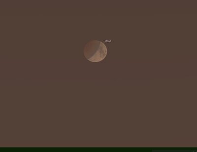 Der verfinsterte Mond steht gegen 05:00 Uhr MESZ knapp über dem SW-Horizont
