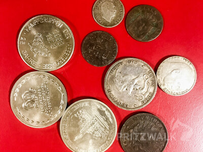 Wer alte Münzen besitzt, die er nicht einordnen kann, ist bei der Münzberatung in der Stadtbibliothek Pritzwalk richtig. Foto: Lars Schladitz