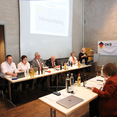 Blick auf das Präsidium bei der DKB-Bundesversammlung 2022 in Bamberg. Foto: DKB