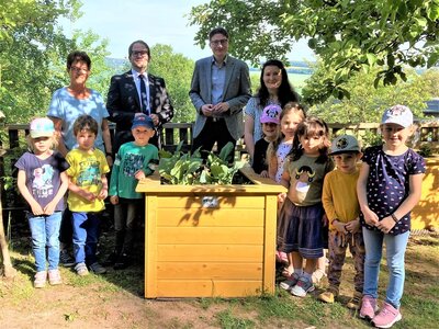 VR Bank NordRhön spendet Hochbeete für Kindergarten