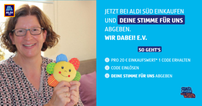 Auf dem Foto sieht man ein lächelndes Mitglied von Wir DABEI!, welches ein buntes Kinderspielzeug in Händen hält und darunter den Text WIR BRAUCHEN DEINE STIMME. WIR DABEI! E.V.