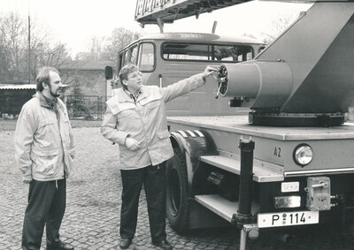 Peter Gronau und der damalige Bürgermeister Wolfgang Brockmann an der neuen Drehleiter DL 30, 1991. Foto: Hans-Werner Boddin