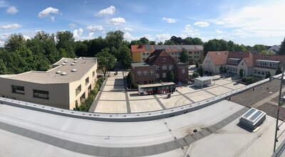 Unser Bild zeigt den Campusplatz vom Dach der Stadthalle aus fotografiert. 