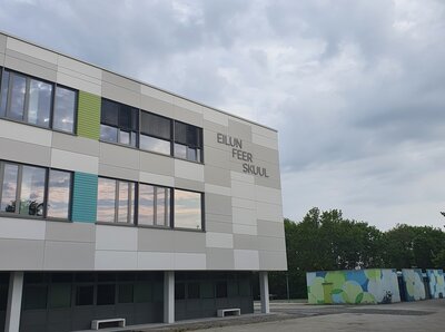 Das Schulgebäude punktet mit einer ansprechenden Fassade. Foto: Angelika Falter
