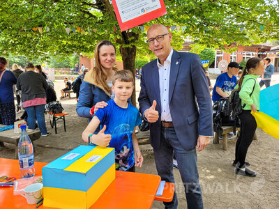 Timmi Hamann und seine Mutter freuten sich, dass Bürgermeister Dr. Ronald Thiel den Friedenslauf als Sponsor unterstützte. Foto: Beate Vogel