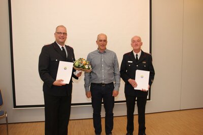 von links: Hans Werner Pansegrau, Bürgermeister Holger Weiß und Jürgen Fischer